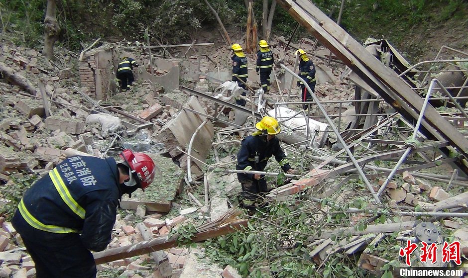 圖為南京消防隊員在現(xiàn)場搜救。中新社發(fā) 梅亮 攝