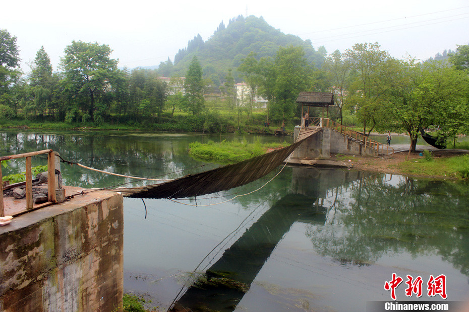 5月1日晚9點10分左右，湖南省鳳凰縣沱江鎮(zhèn)棉寨村距縣城3公里處桃花島篝火晚會散場時，游客經(jīng)過近水