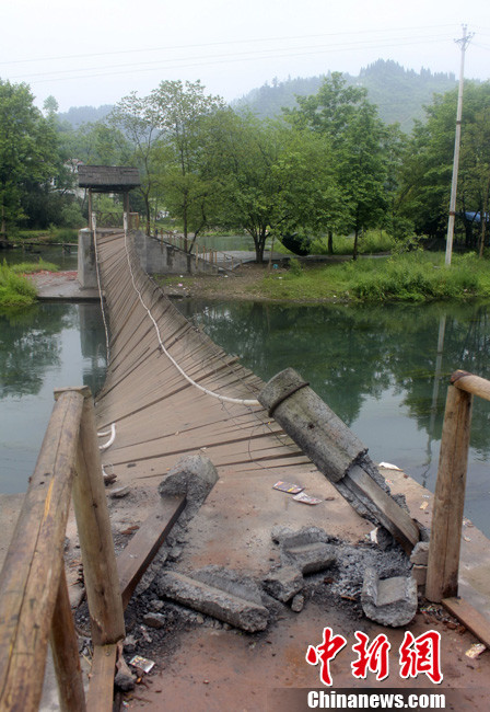 5月1日晚9點10分左右，湖南省鳳凰縣沱江鎮(zhèn)棉寨村距縣城3公里處桃花島篝火晚會散場時，游客經(jīng)過近水