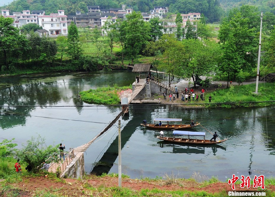 5月2日，鳳凰縣搜尋人員仍在沱江下游搜尋。