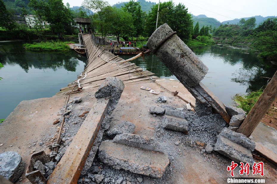 圖為吊橋的橋墩已經(jīng)嚴(yán)重斷裂。