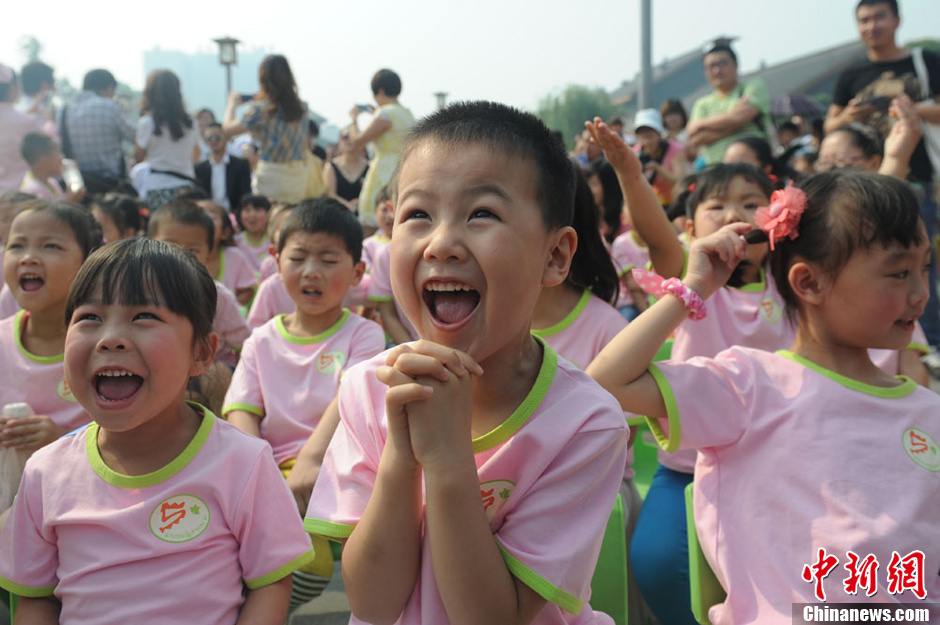 圖為參加集體生日的“地震寶寶”。張浪 攝