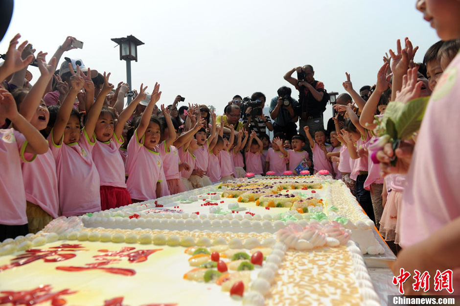 圖為孩子們準(zhǔn)備享用生日蛋糕。張浪 攝