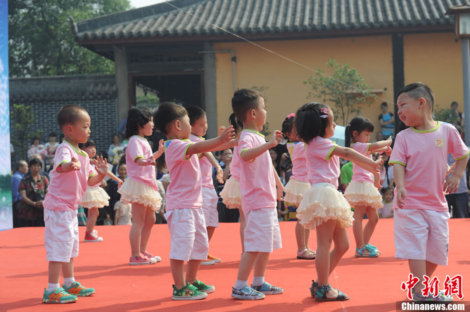 圖為孩子們?cè)谏誔arty上表演節(jié)目。張浪 攝