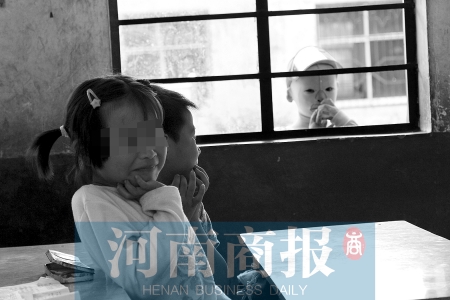 她不止一次說(shuō)想去上學(xué)，而更多的時(shí)候，她是站在教室外面，眼巴巴地看著里面的小朋友