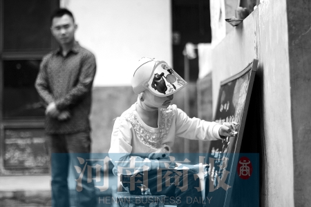 右手受傷了，她用左手在家里的小黑板上練習(xí)寫(xiě)字