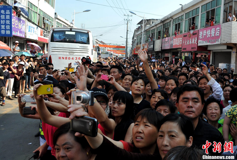 6月5日，一年一度的毛坦廠鎮(zhèn)“送考節(jié)”到來，70輛大巴車護(hù)送毛坦廠中學(xué)萬名考生安全赴考。