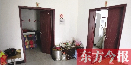 男廁洗漱池前，堆放著大量家電、家具等生活用品