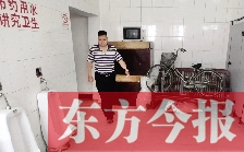 男廁中擺放的電視機(jī)、柜子、自行車等物品
