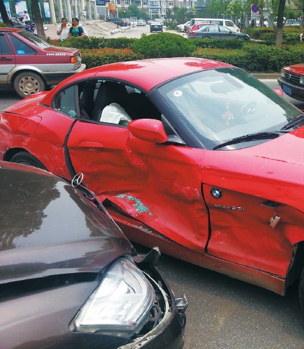 寶馬車(chē)門(mén)完全變形。