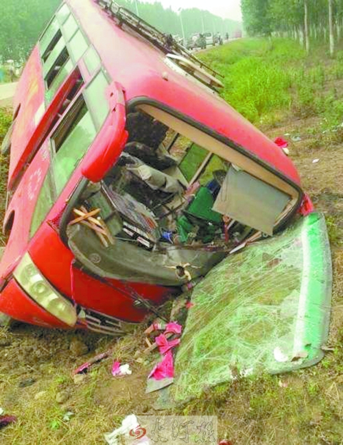 　扎進(jìn)溝里的中巴車(chē)，擋風(fēng)玻璃碎了一地。