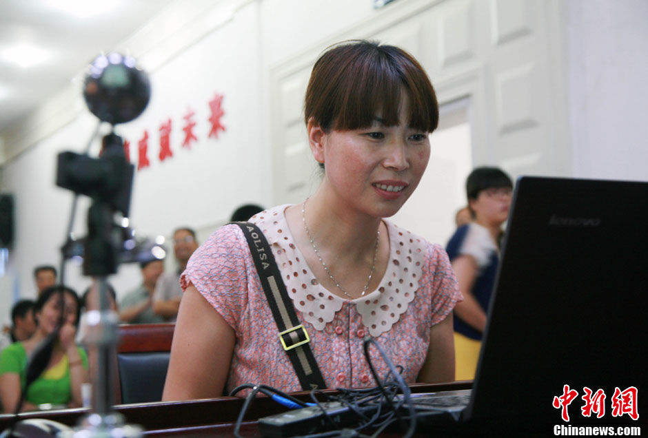 浙江江山韓亞空難親歷學(xué)生與國(guó)內(nèi)家長(zhǎng)進(jìn)行視頻對(duì)話 中新社發(fā) 李晨韻/攝 浙江江山韓亞空難親歷學(xué)生與國(guó)內(nèi)家長(zhǎng)進(jìn)行視頻對(duì)話 中新社發(fā) 李晨韻/攝