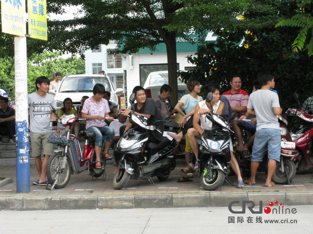 2013年07月10日，廣西壯族自治區(qū)北海市，依然有很多外地人聽(tīng)信謠言不肯離去。圖片來(lái)源：飛影/CF