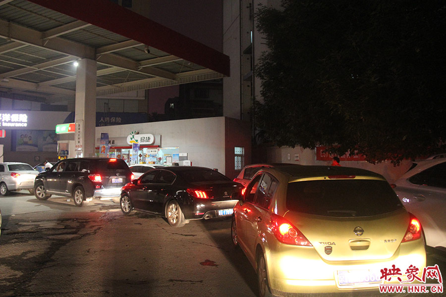 加油站內(nèi)，車主們正在正待為愛車加油