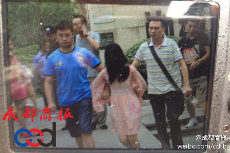 圖為事發(fā)現(xiàn)場，嫌疑人被警方控制。