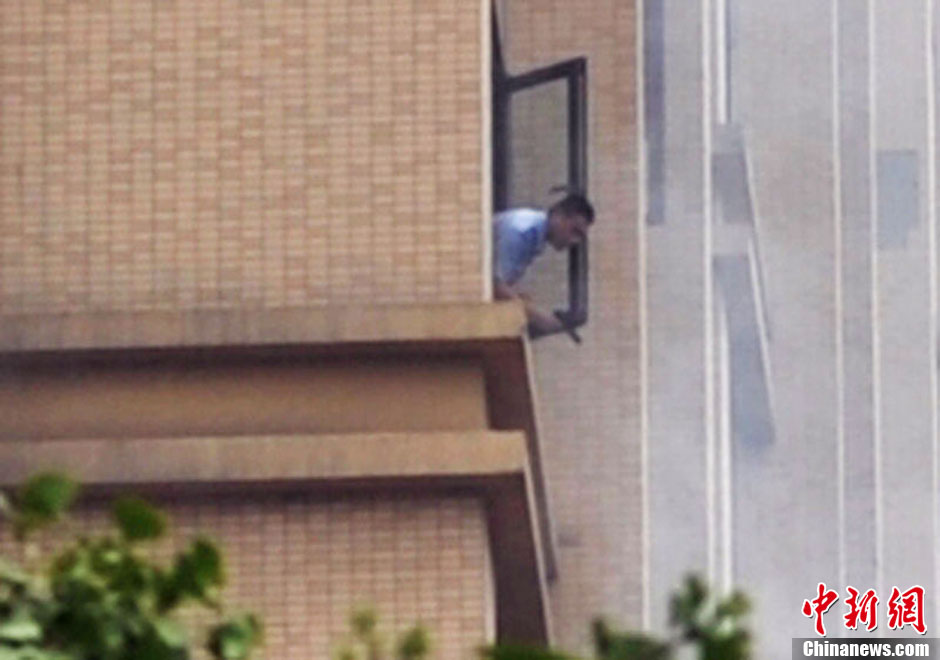 7月31日，成都成華區(qū)二十四城小區(qū)發(fā)生警匪槍戰(zhàn)。