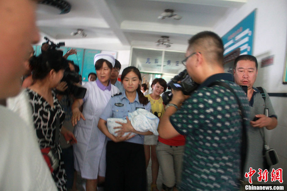 圖為當?shù)孛窬瘧驯Й@救嬰兒進入富平婦幼保健院。張一辰 攝