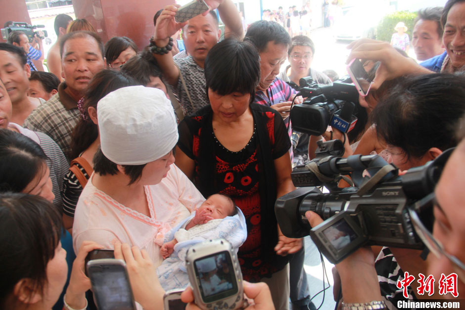 圖為大批媒體記者采訪獲救嬰兒母親。張一辰 攝