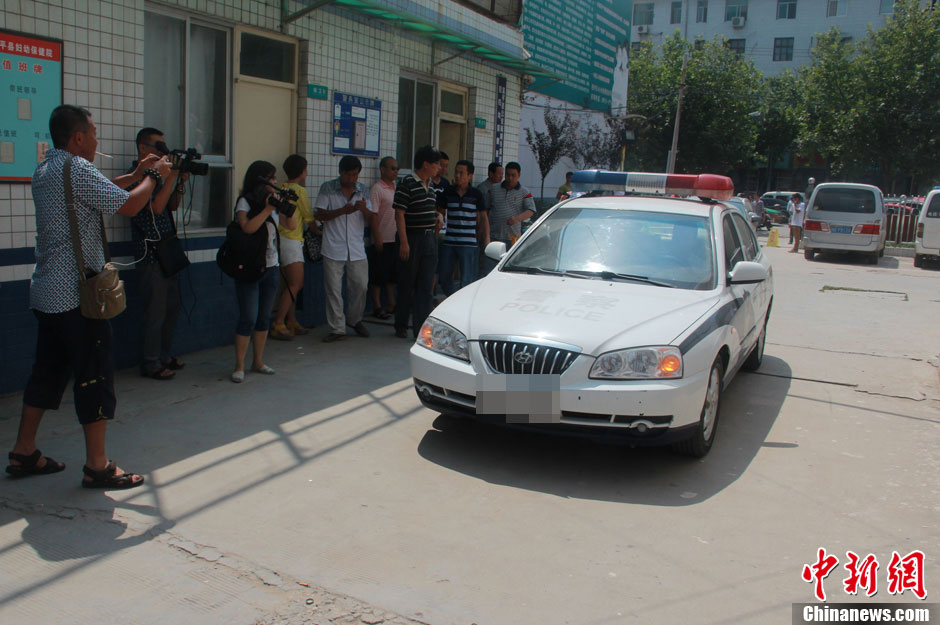 圖為護送獲救嬰兒的警察駛入富平縣婦幼保健院。張一辰 攝