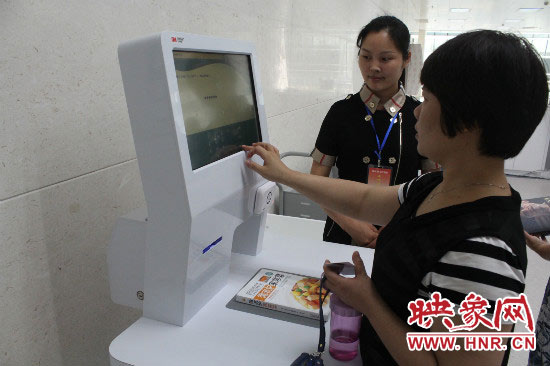 市民使用智能借書(shū)終端 市民使用智能借書(shū)終端