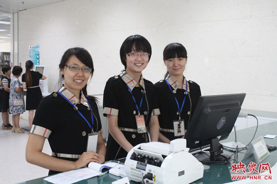 鄭州圖書(shū)館新館工作人員 鄭州圖書(shū)館新館工作人員