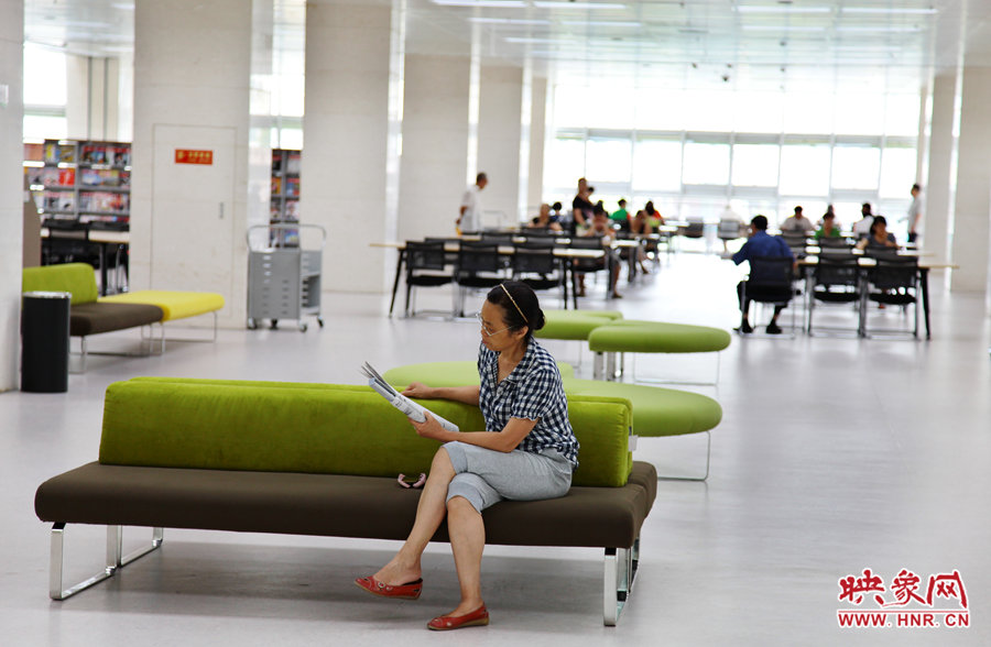 早上十點(diǎn)左右，已經(jīng)有不少讀者來(lái)管內(nèi)看書(shū)了。