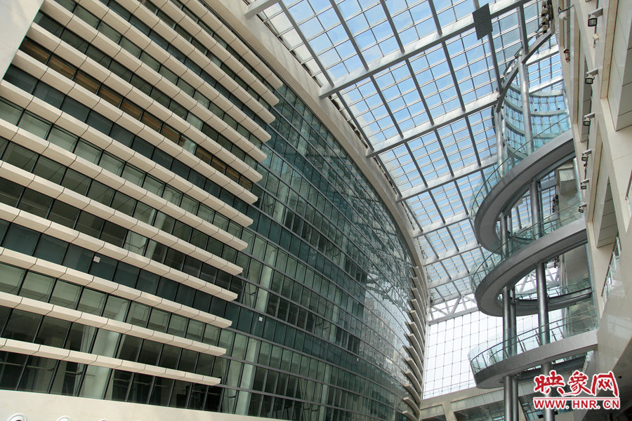 “全景天窗”帶來(lái)充足的自然光。