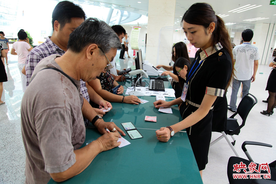 辦理借書(shū)卡很便捷，只需要身份證和一百元押金就可以。