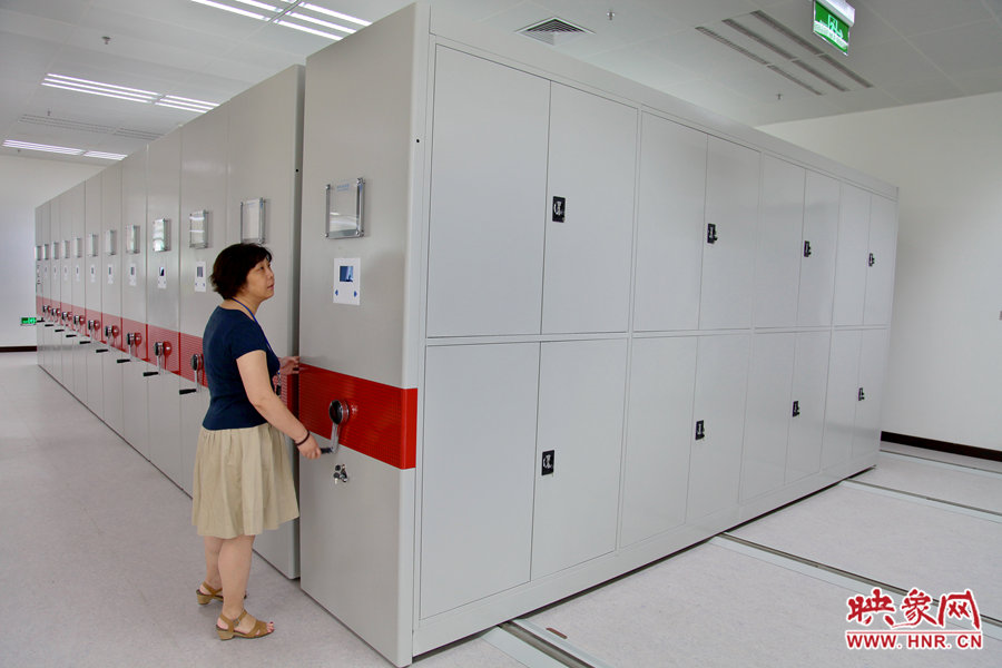 圖書(shū)館內(nèi)現(xiàn)代化的設(shè)備讓挑選圖書(shū)更加便捷