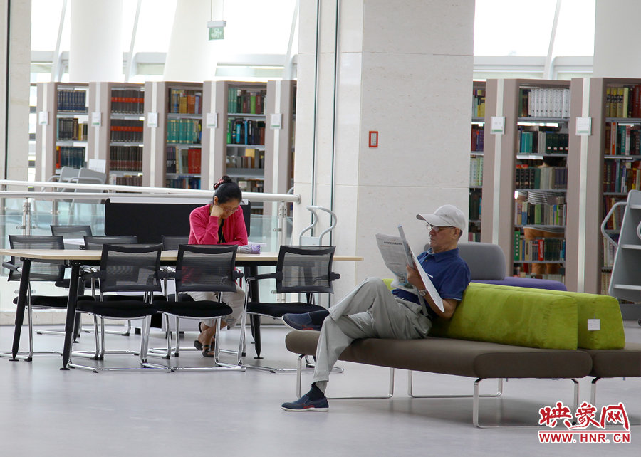 閱讀區(qū)有沙發(fā)，有桌椅，讓讀者有了更多的選擇。