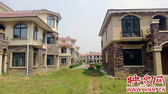 圖為別墅群內(nèi)正在進行最后的鋪路、綠化