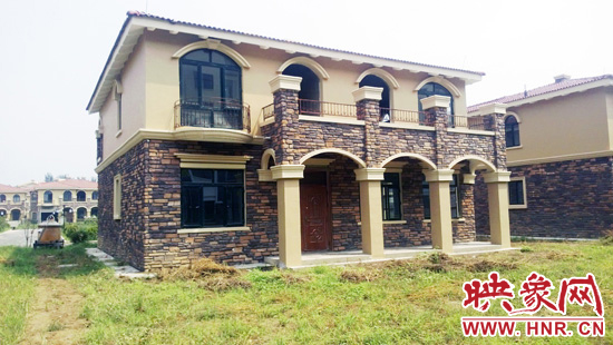 這里的別墅有兩層的，也有三層的，主體、裝修都已經(jīng)完工