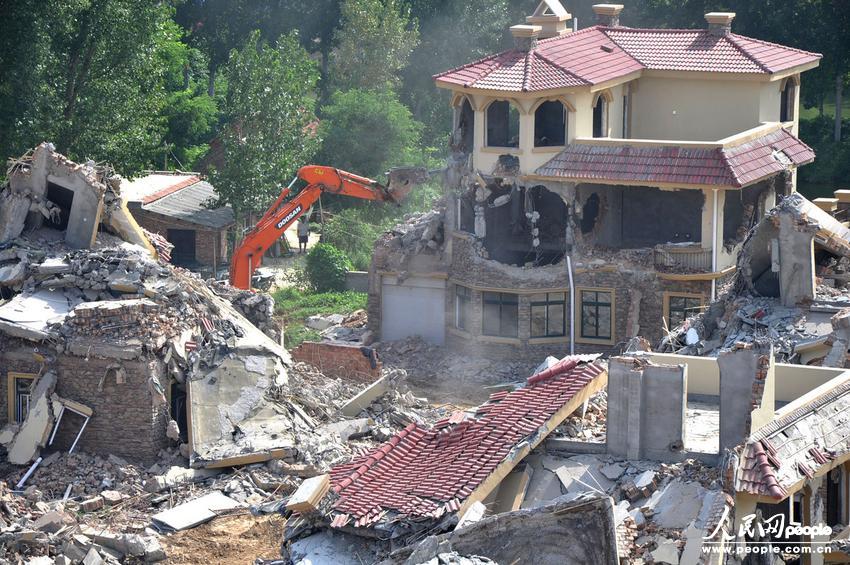2013年8月18日，在黃河南岸鄭州市惠濟(jì)區(qū)花園口鎮(zhèn)申莊村，違規(guī)修建的別墅正在被拆除。張濤/東方IC