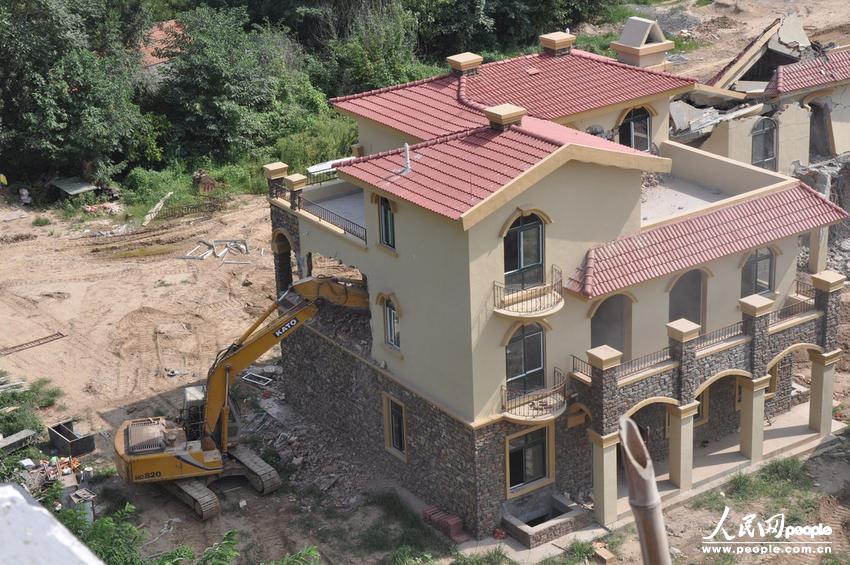 2013年8月18日，在黃河南岸鄭州市惠濟(jì)區(qū)花園口鎮(zhèn)申莊村，違規(guī)修建的別墅正在被拆除。張濤/東方IC