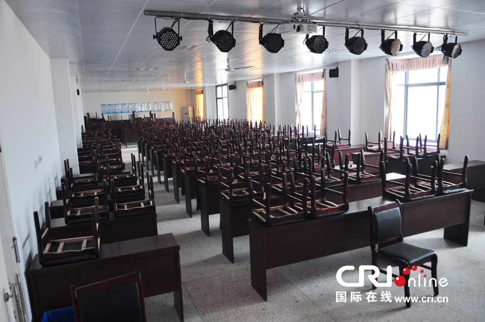 2013年10月21日，長沙云蓋村欠債千萬新建的豪華村部樓。