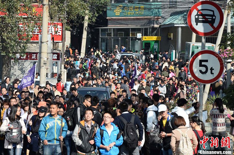 　10月26日上午10點(diǎn)多，北京香山路賞紅客摩肩接踵