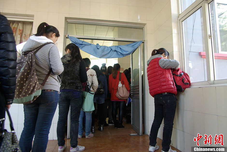 　10月26日上午10點(diǎn)多，北京香山路賞紅客摩肩接踵