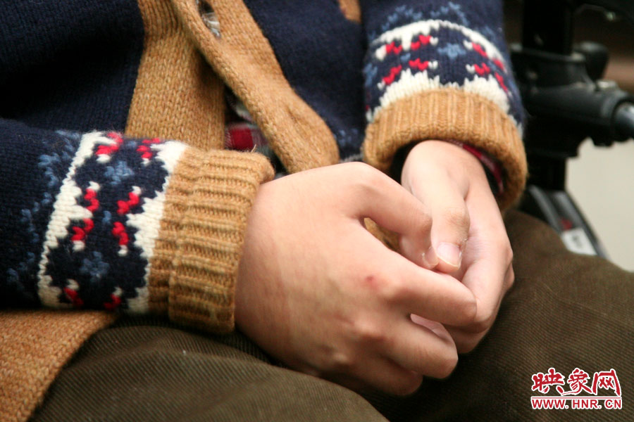 也許是對(duì)陌生人來(lái)訪的感受到了拘謹(jǐn)，王海龍的雙手僅僅的握著