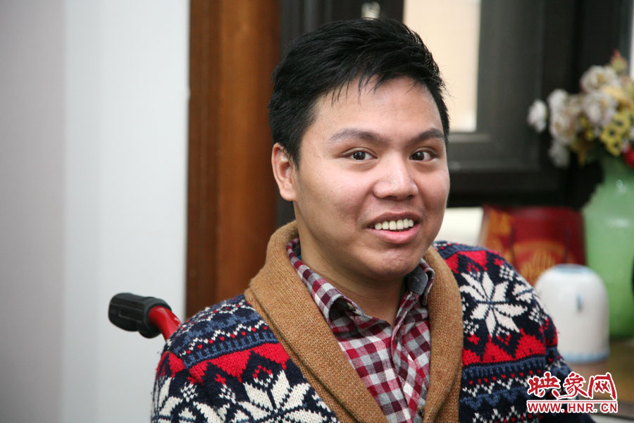 練完歌后，海龍害羞的朝著記者笑了下，說(shuō)自己發(fā)揮的不好。