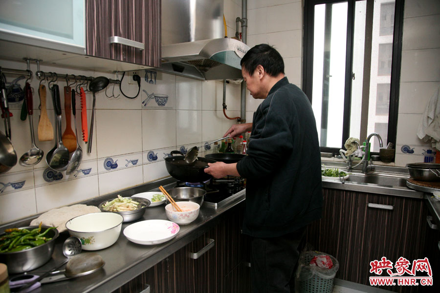 由于二老年齡也大了，于是姥姥的弟弟來(lái)住在家中幫忙照顧海龍