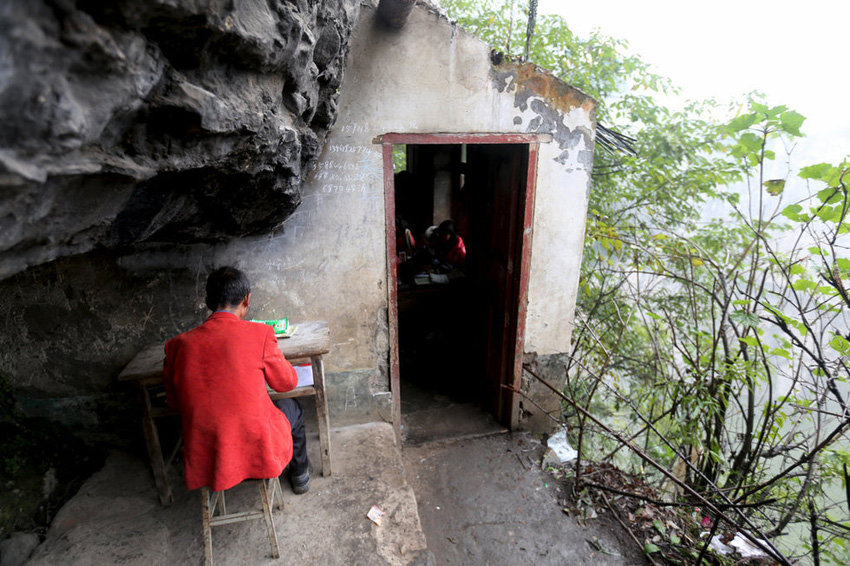 左邊是絕壁，右邊是懸崖，這樣一個(gè)讓人“倒吸涼氣”的地方，卻是袁老師的“辦公室”。