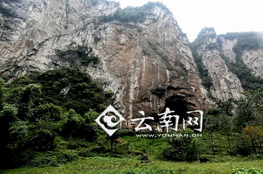 大鍋圈小學(xué)就建在這樣一個(gè)懸崖絕壁邊上。