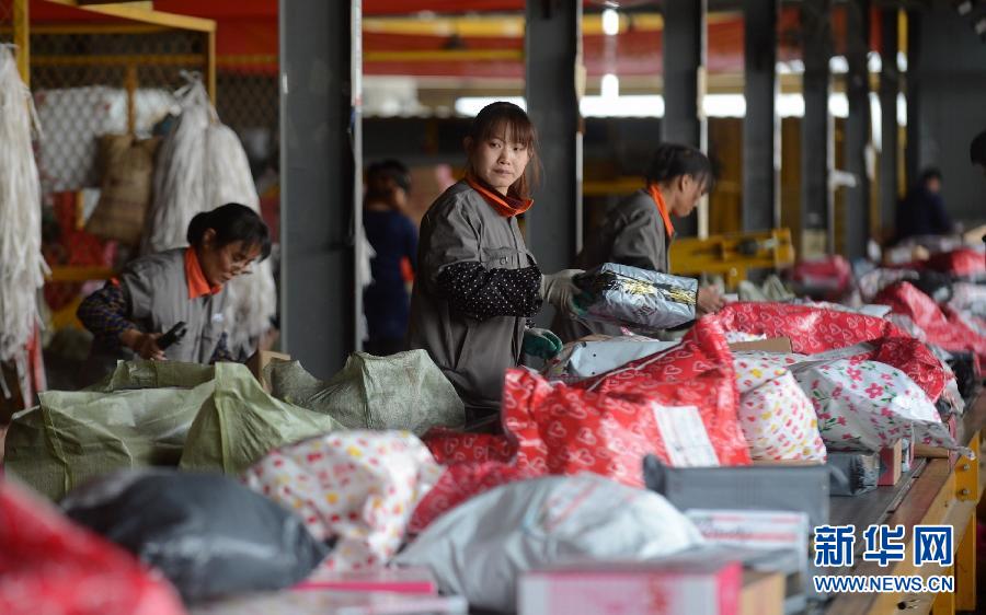 11月11日，一家快遞公司的工作人員正在分揀快件。