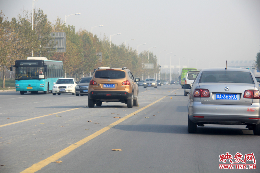 獨(dú)家：記者走訪(fǎng)鄭開(kāi)大道 已放置數(shù)百個(gè)水泥隔離樁