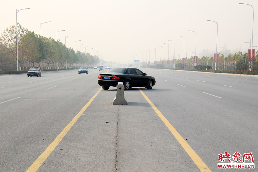 獨(dú)家：記者走訪(fǎng)鄭開(kāi)大道 已放置數(shù)百個(gè)水泥隔離樁