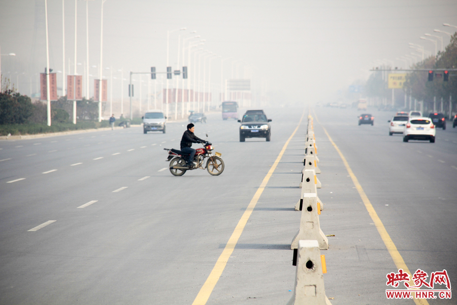 獨(dú)家：記者走訪(fǎng)鄭開(kāi)大道 已放置數(shù)百個(gè)水泥隔離樁