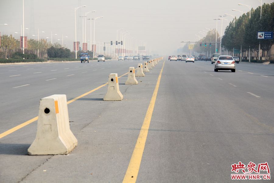 獨(dú)家：記者走訪(fǎng)鄭開(kāi)大道 已放置數(shù)百個(gè)水泥隔離樁