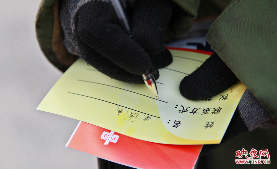 市民填寫地鐵祝?？? width=