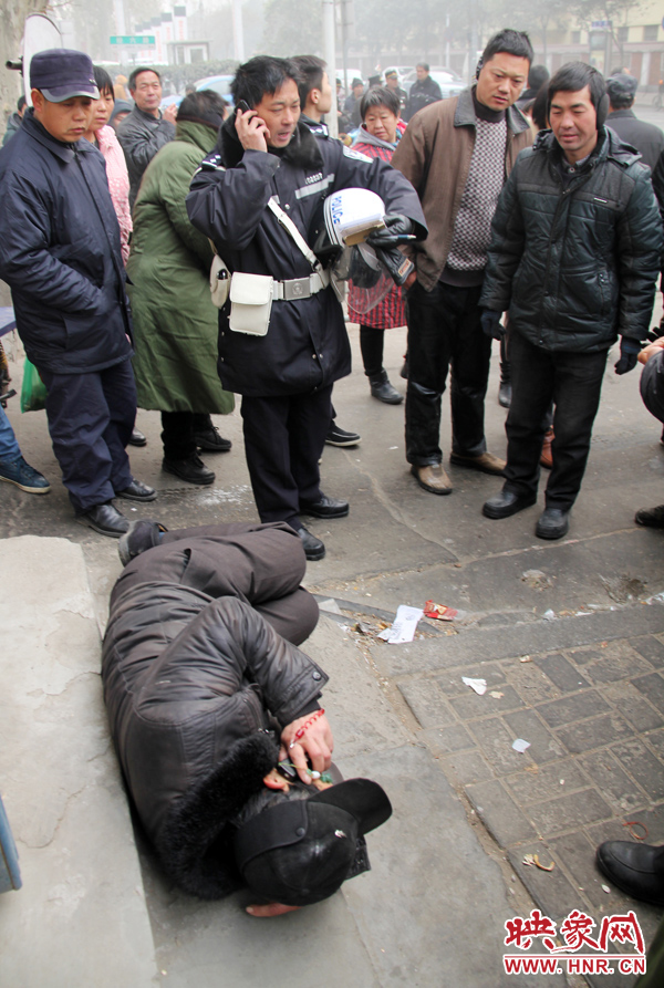 圍觀群眾和民警第一時(shí)間撥打120 圍觀群眾和民警第一時(shí)間撥打120