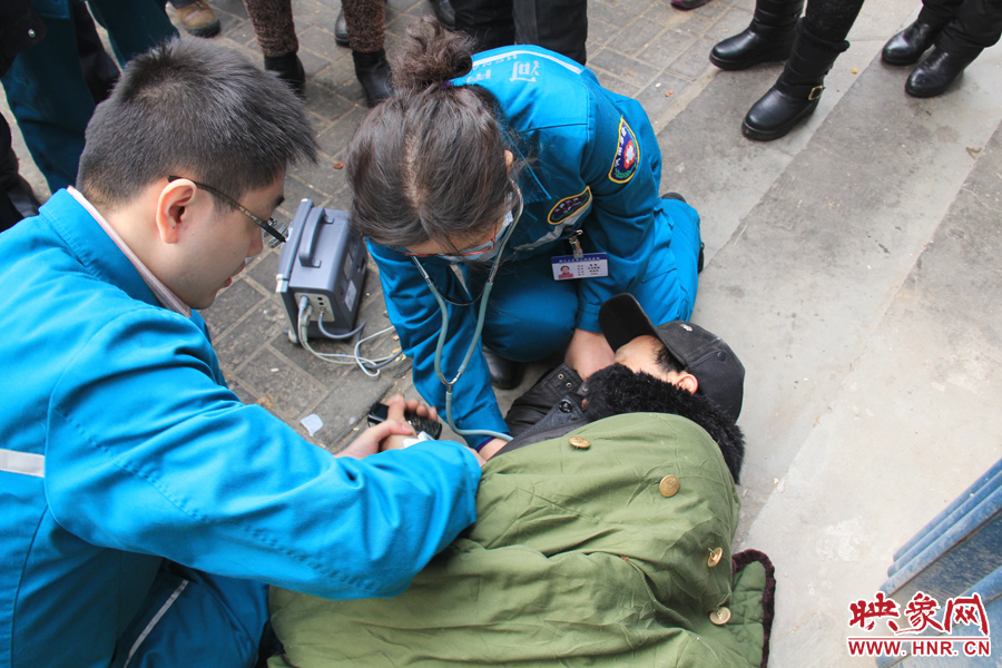 醫(yī)生在詢問(wèn)男子有關(guān)情況 醫(yī)生在詢問(wèn)男子有關(guān)情況